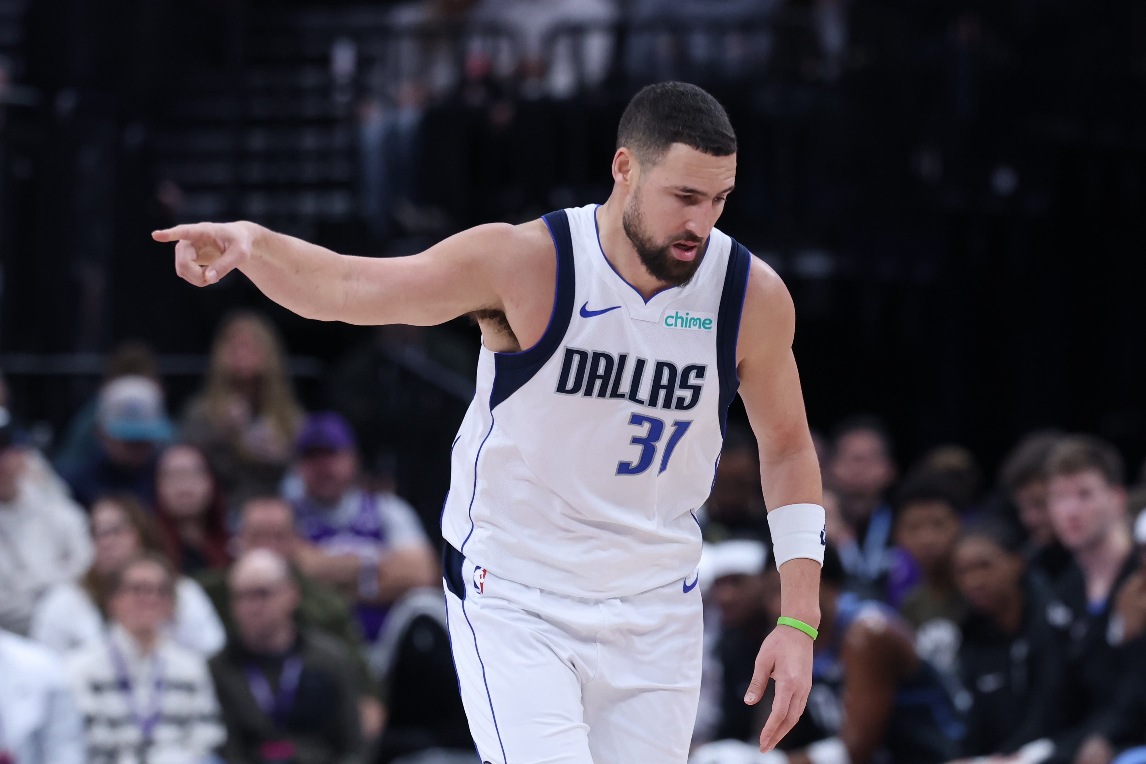 九游娱乐官方网站-还有这一手！克莱快攻面对防守选择脑后骚气传球 凯利轻松吃饼